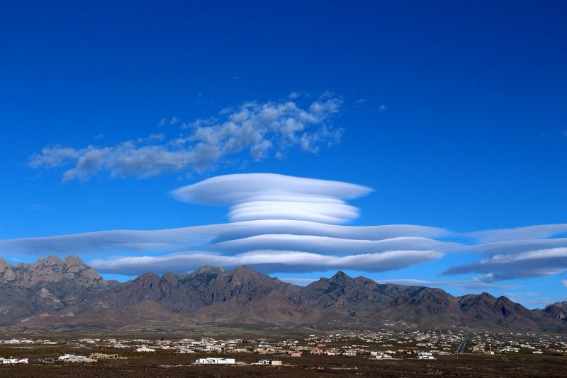 Лентикулярные облака над горой Эльбрус