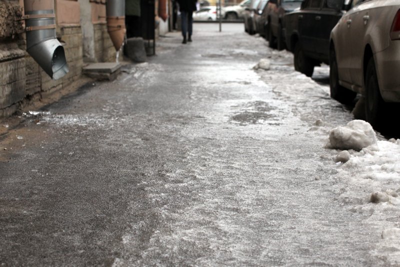 Лед на тротуаре