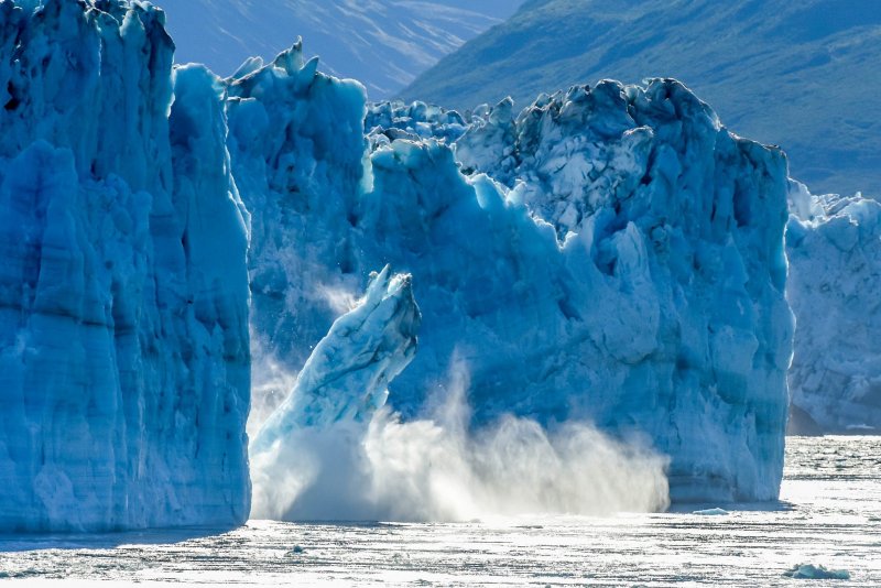 Айсберг откалывается от ледника
