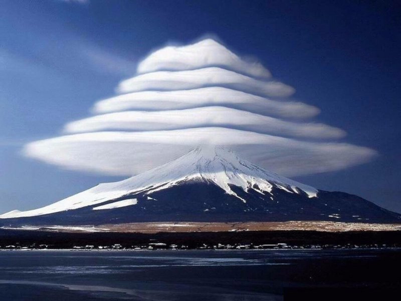 Лентикулярные облака над горой Фудзи Япония
