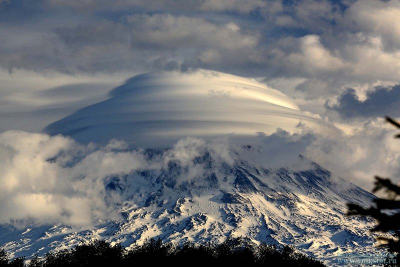 Линзовидные облака над вулканами Камчатки