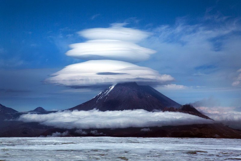 Вулкан Ключевская сопка лентикулярные облака