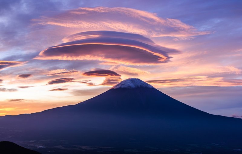 Лентикулярные облака над горой Фудзи Япония