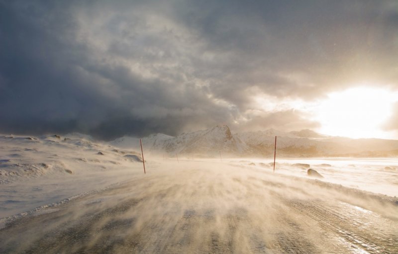 Дорога в степи зимой