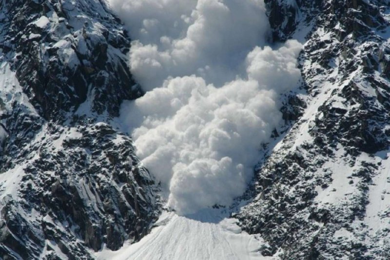Горы Саяны снежные лавины