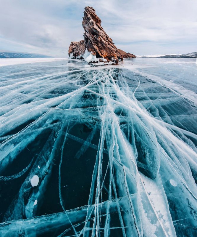 Озеро Байкал зимой