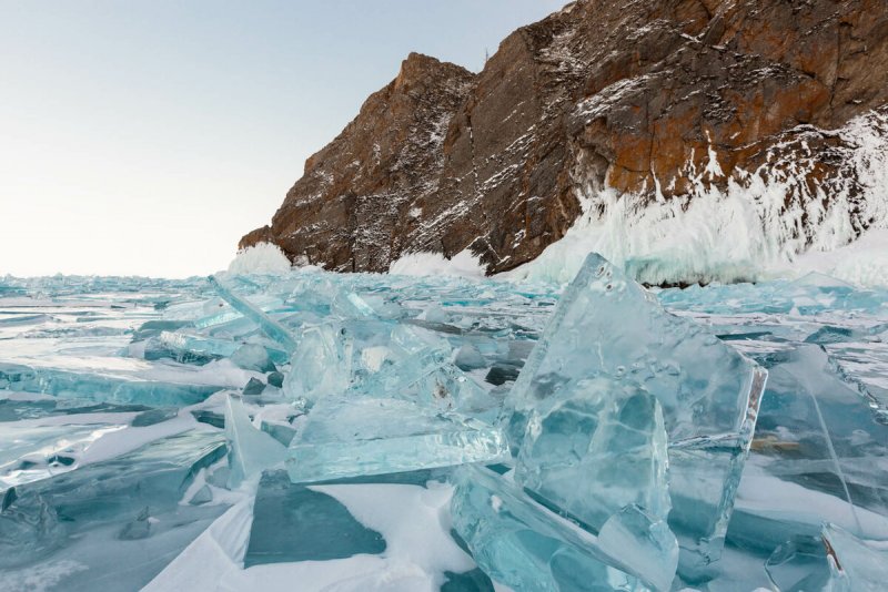 Замерзший лед Байкала