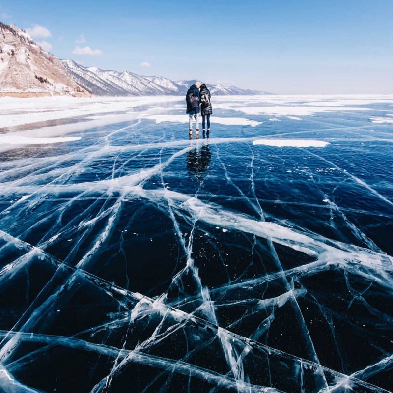 Озеро Байкал замерзает зимой