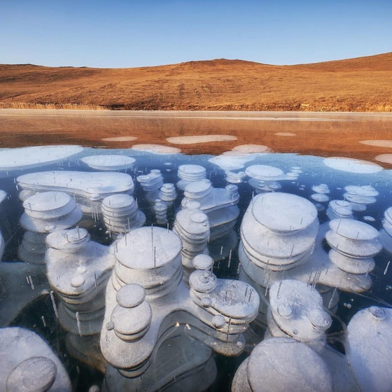 Замерзшие пузыри метана на озере Байкал