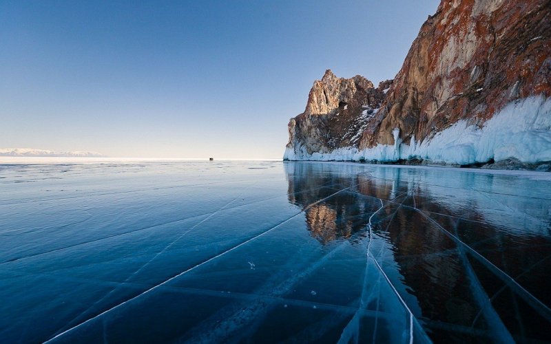 Замерзший Байкал закат