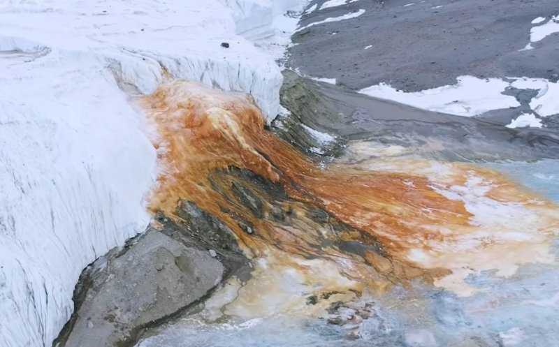 Кровавая река в Антарктиде