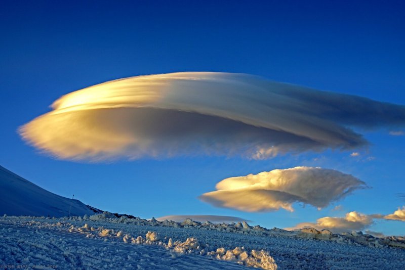 Лентикулярное облако Эльбрусом