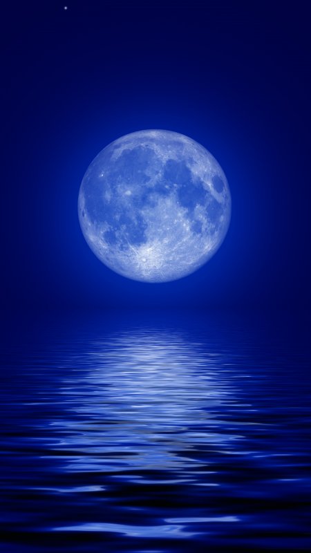 Мягкая синяя Луна вдали