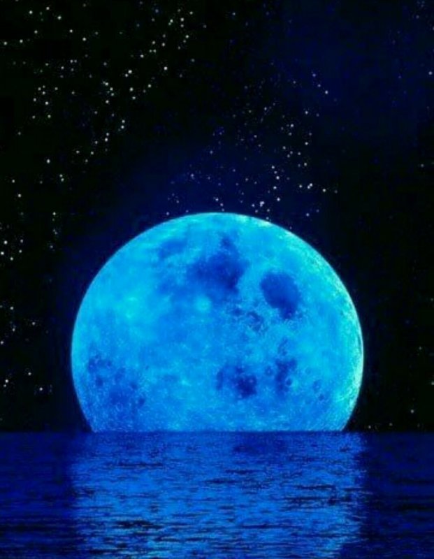 Голубая Луна на черном фоне