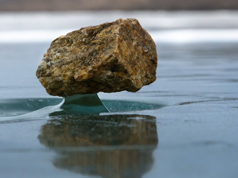 Озеро Байкал камень