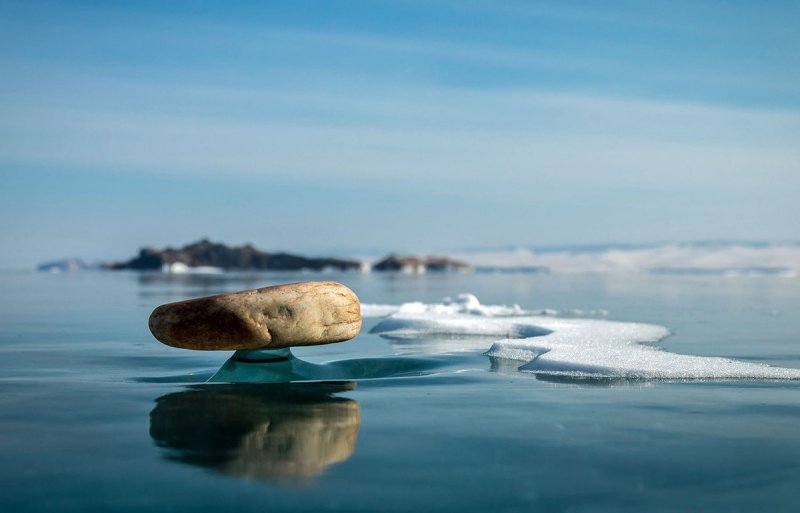 Камни на льду Байкала
