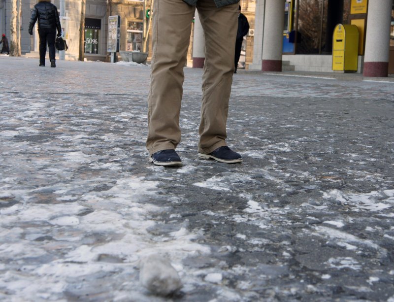 Лед на тротуаре