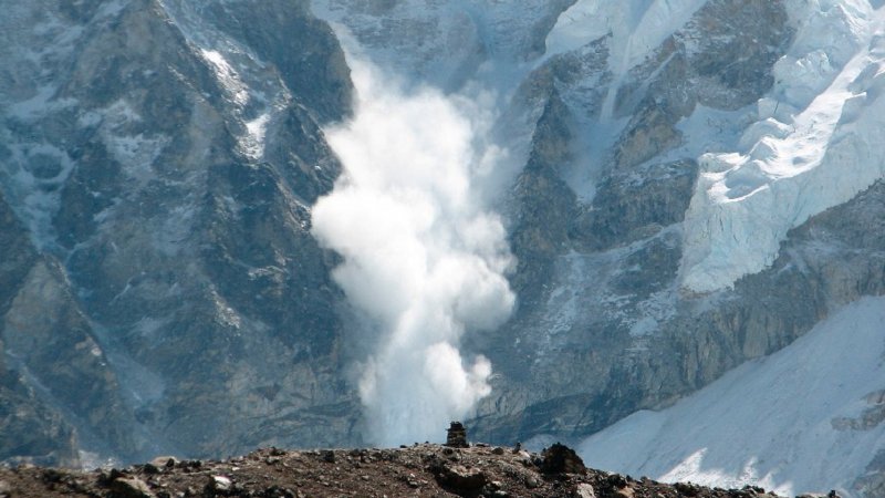 Лавина в Гималаях