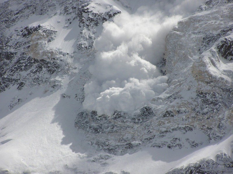 Сход лавины в Альпах