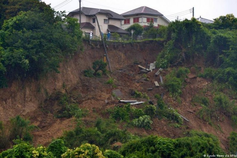 Разрушительный оползень в Японии уничтожил около 80 домов
