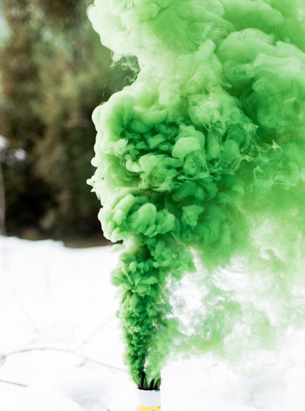Зеленая дымовая шашка