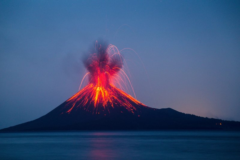 Извергающийся вулкан Кракатау