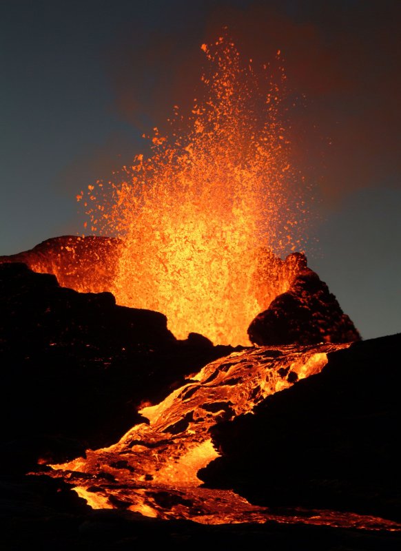 Извержение вулкана магма