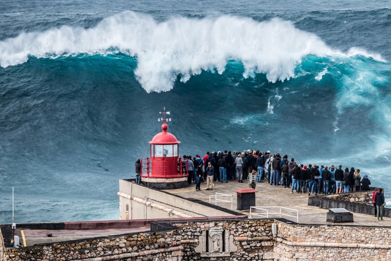 Гигантские волны в Назаре Португалия
