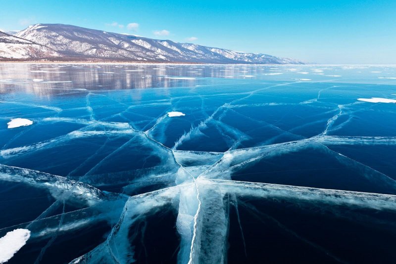 Озеро Байкал лед