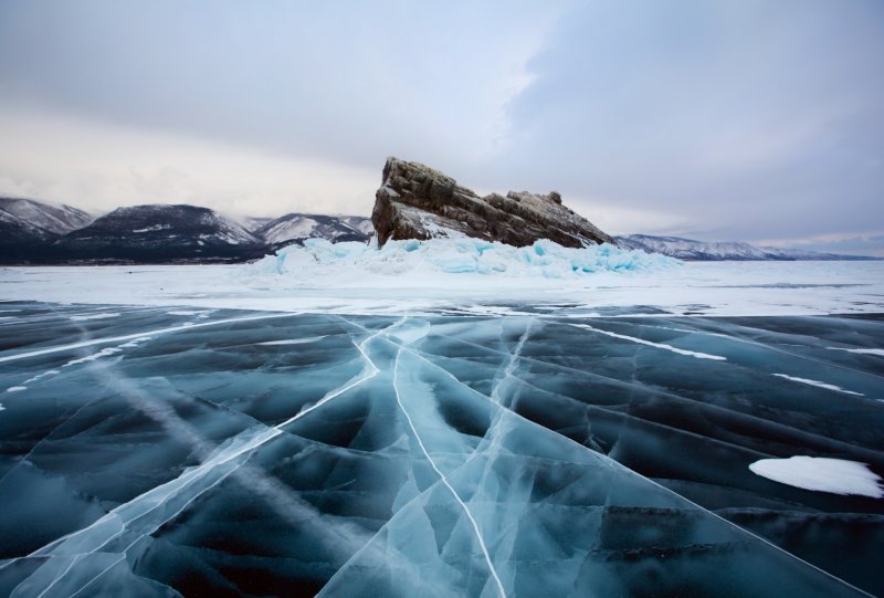 Озеро Байкал зимой лед