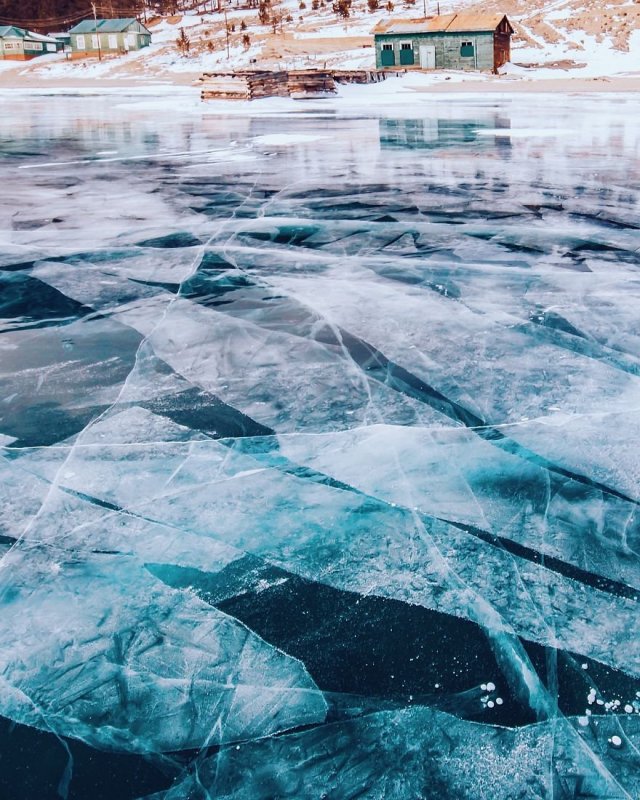 Замерзший Байкал