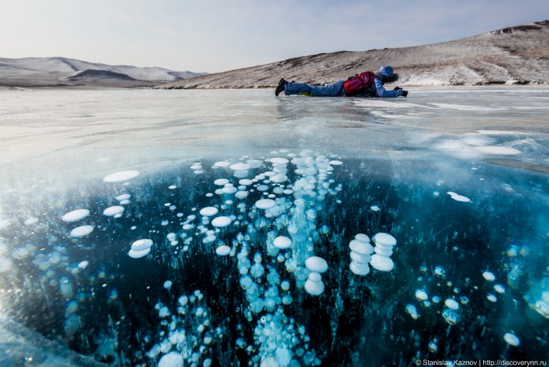 Озеро Байкал подо льдом