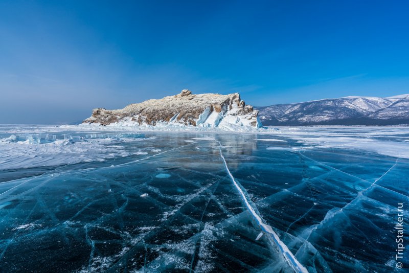 Замерзший лед Байкала