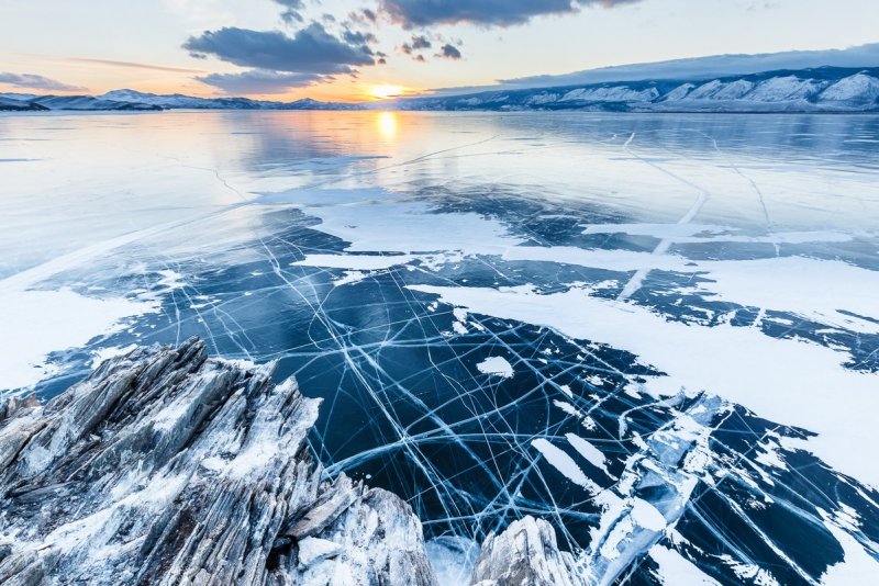 Озеро Байкал зимой лед