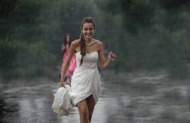 Девушка под летним дождем