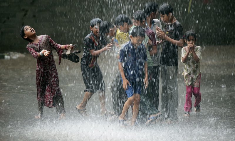 Дети веселятся под дождем