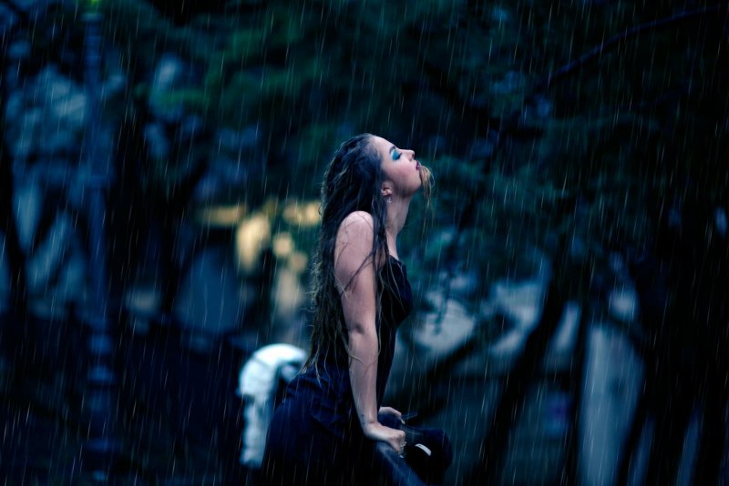 Одинокая девушка под дождем