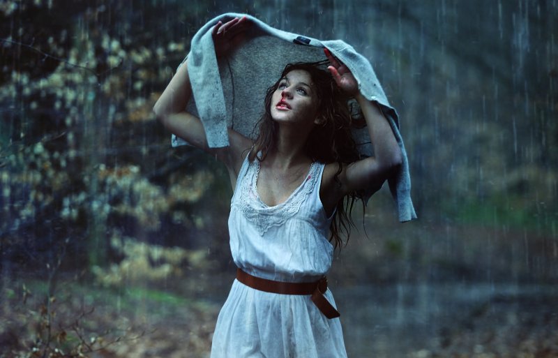 Красивая девушка под дождем