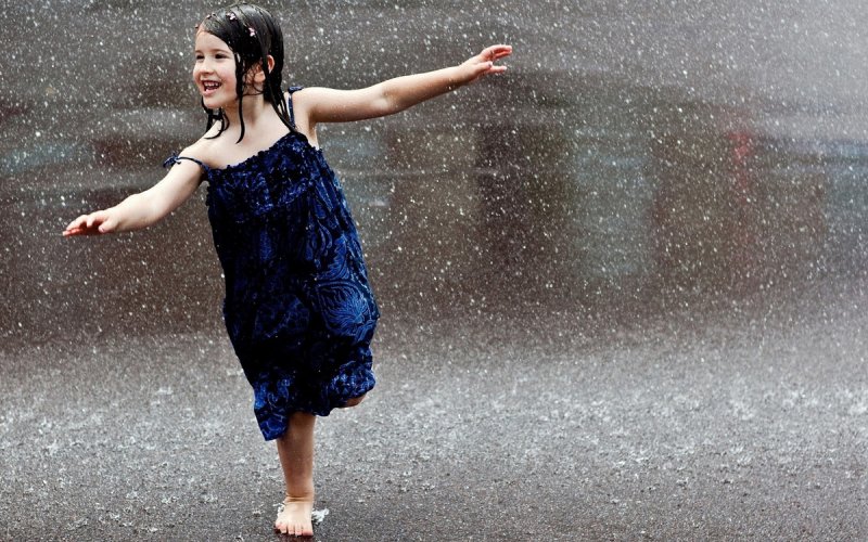 Девочка танцует под дождем