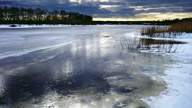 Тонкий лёд на реке