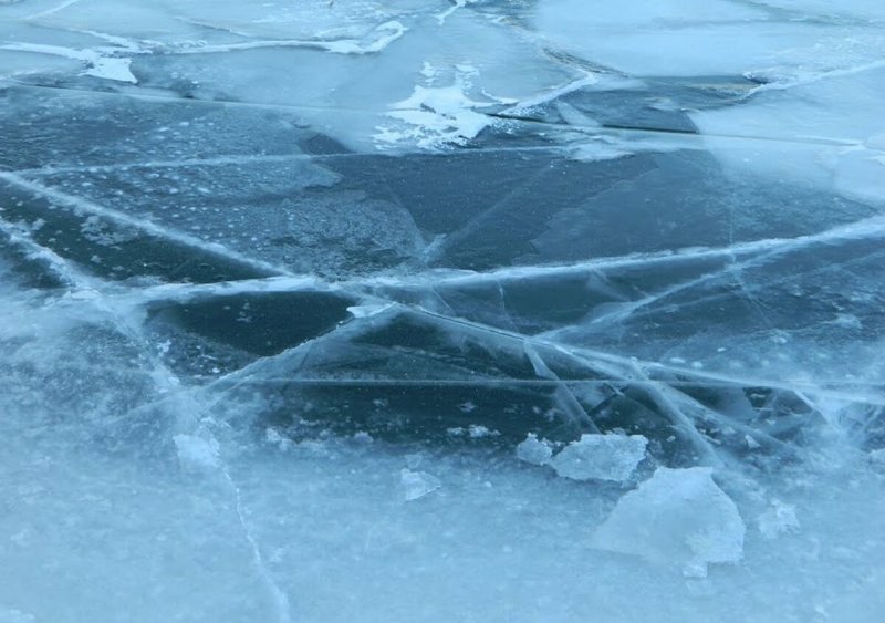 Тонкий лёд на реке