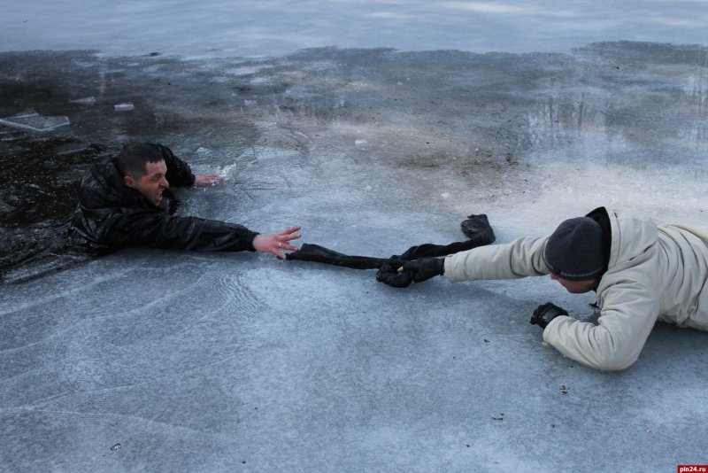 Человек паровалися под лёд