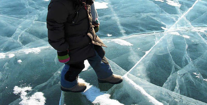 Ребенок провалился под лед