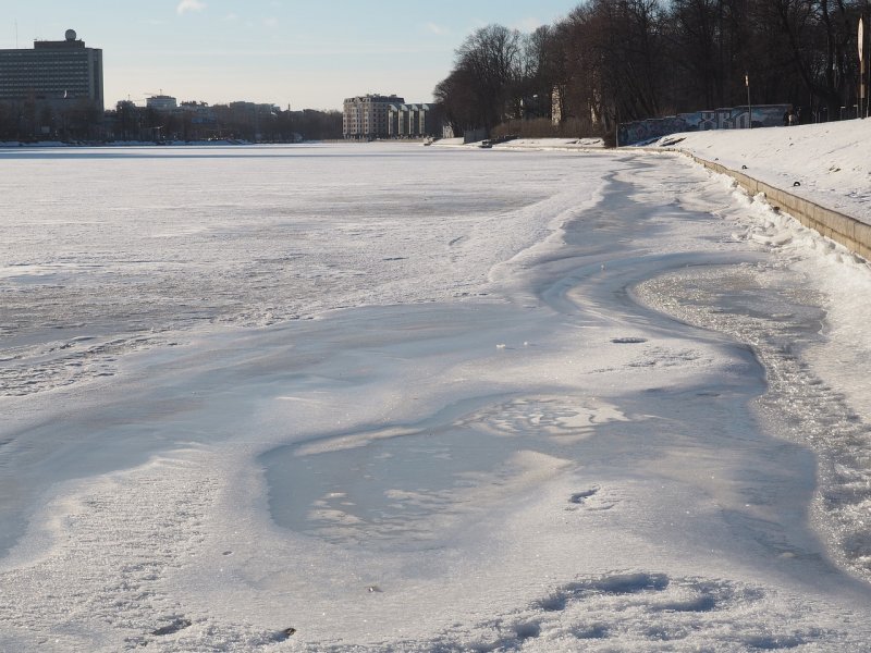 Лед на реке в городе зима