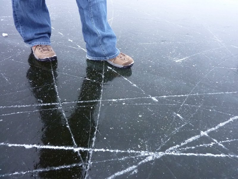Человек идет по льду