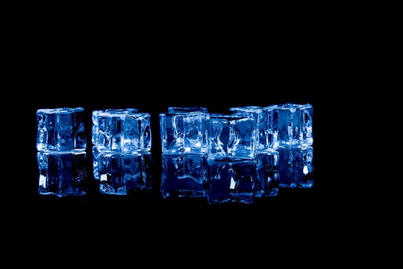 Кубики льда на прозрачном фоне