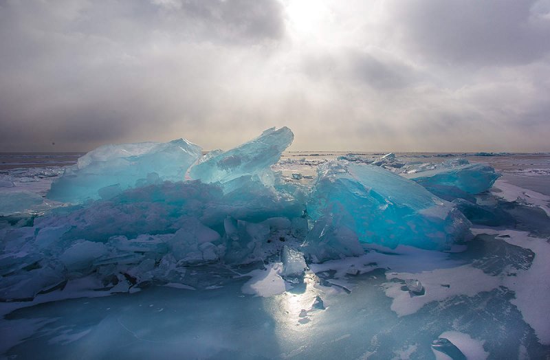 Ледяные глыбы на Байкале