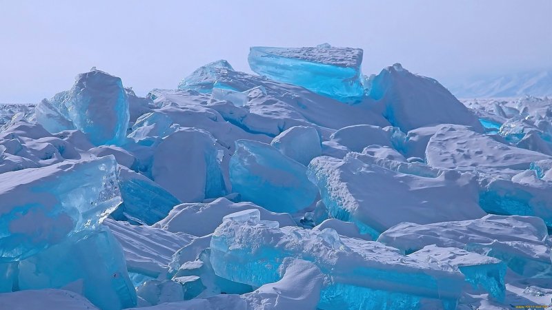 Озеро Байкал зимой бирюзовый лед