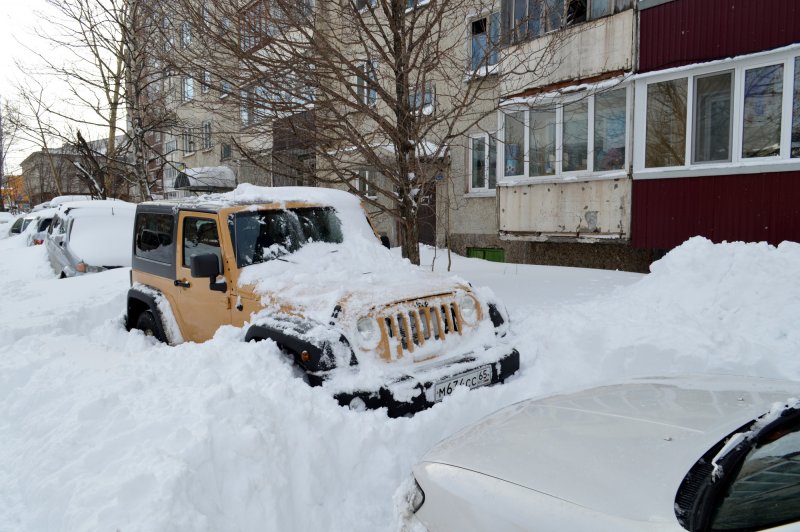 Автомобили в снегу на Сахалине