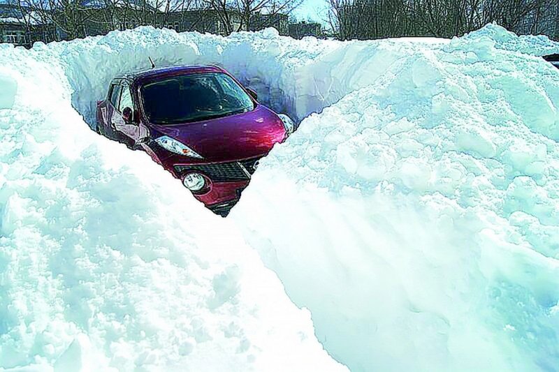 Автомобиль забуксовал в снегу